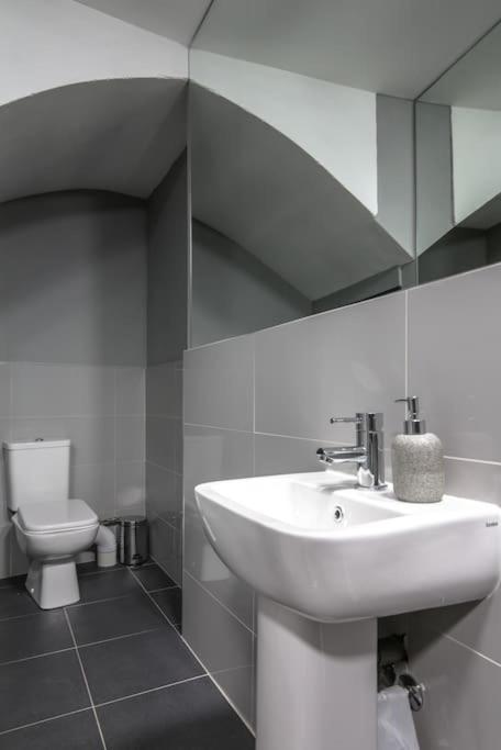 The V.I.P Suite - Sleeps 24! Best For Large Groups Liverpool Exterior foto